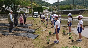 教えてくださった地域の方にあいさつをしています