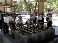 手水舎で手を清めています