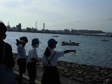 宍道湖に浮かぶシジミ漁の船を見つめています