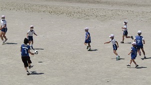 グランドでサッカーをしています