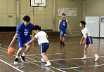 選手のドリブルからボールを奪おうとチャレンジする子ども