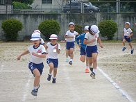 手をしっかり振りきり走る2年生