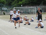 高学年男子が，二人で競って走っています