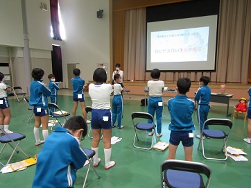 理学療法士さんのお話を聞き、体を動かして体験中。