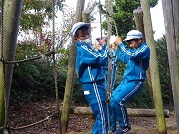 縦に張られた格子状のロープを手でつかみながら横へ横へと進みます。