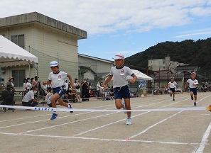 100m走で一生懸命に走っている子どもたち。ゴールは直前です。