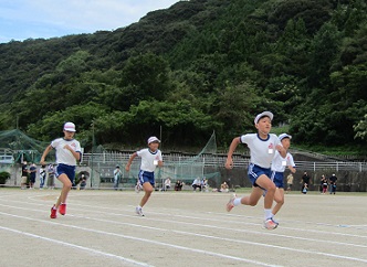 100m走で一生懸命に走る子どもたち。