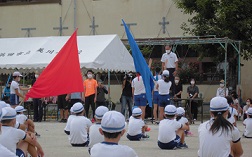 小学生団長は後方で旗を持ち、中学生が選手宣誓。