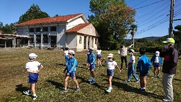 校庭で走り回る子どもたち