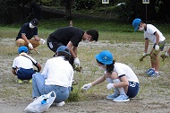 親子で草取りをしています
