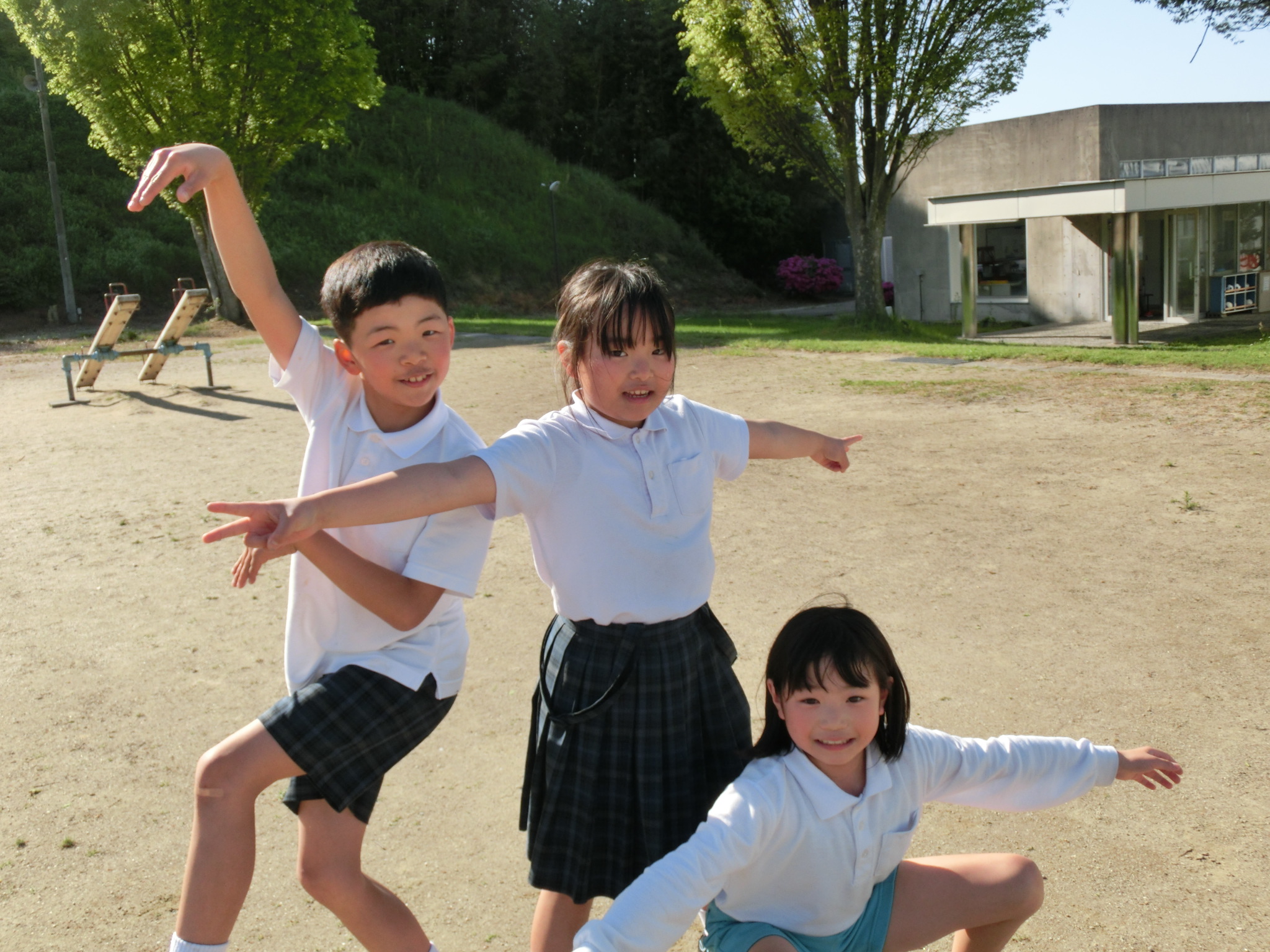 ３