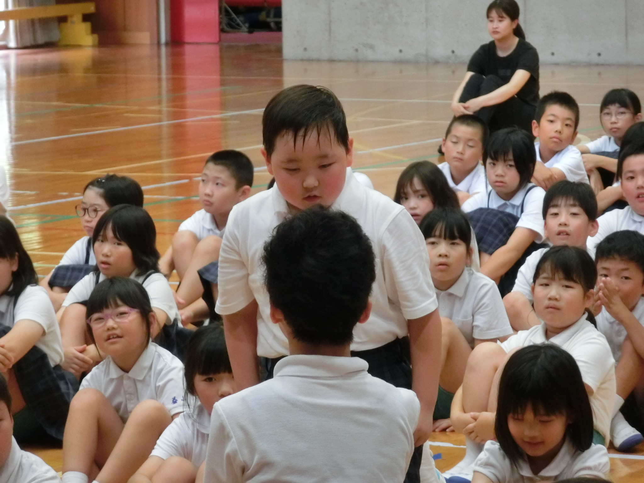 ４