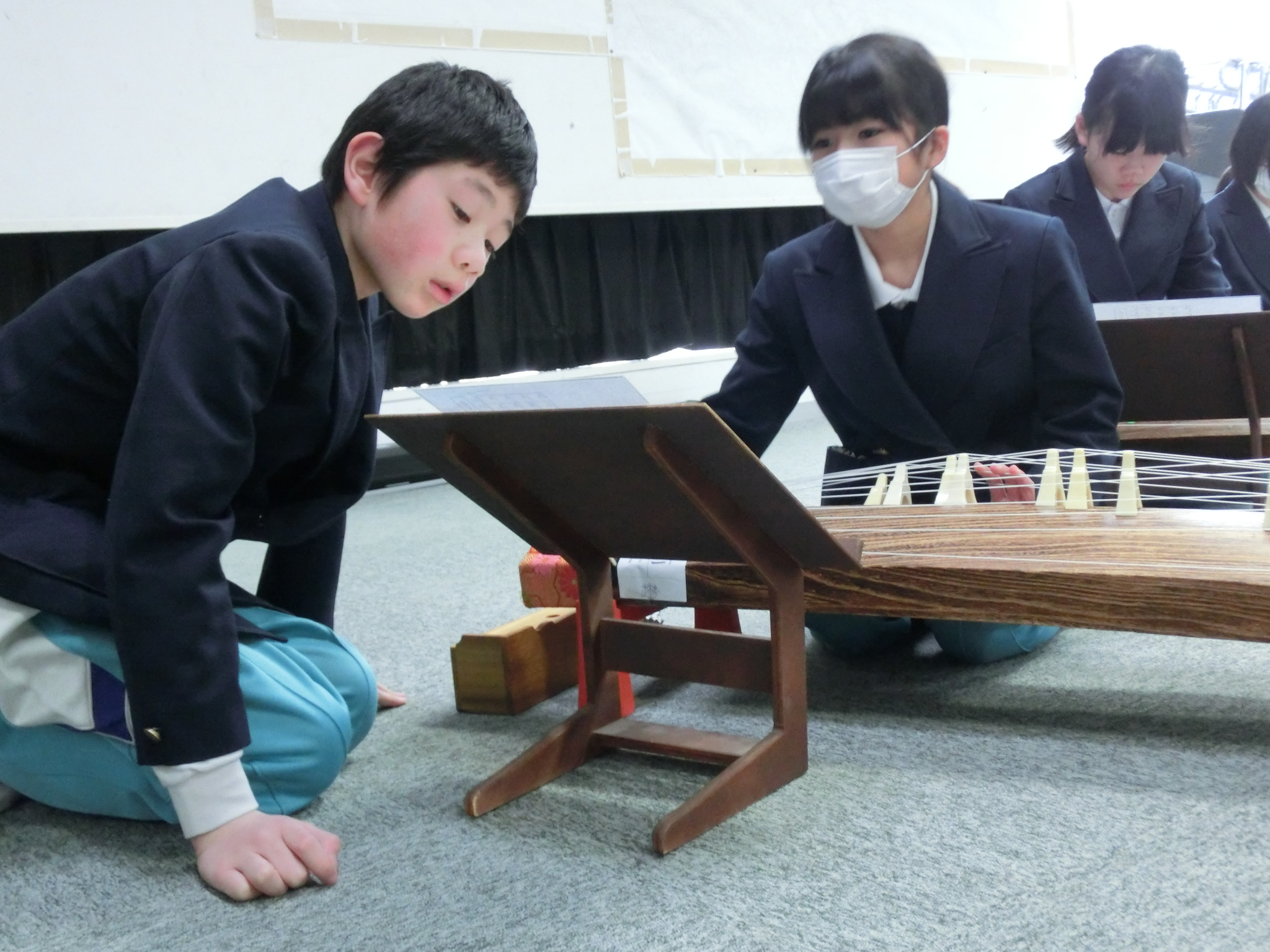 ３