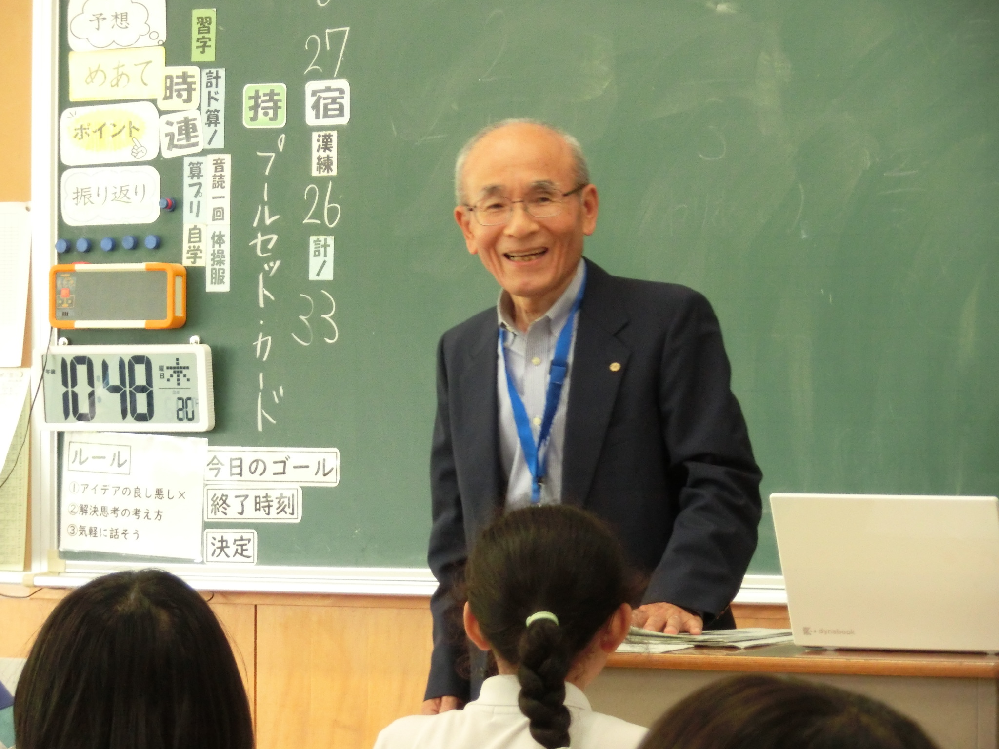 ４