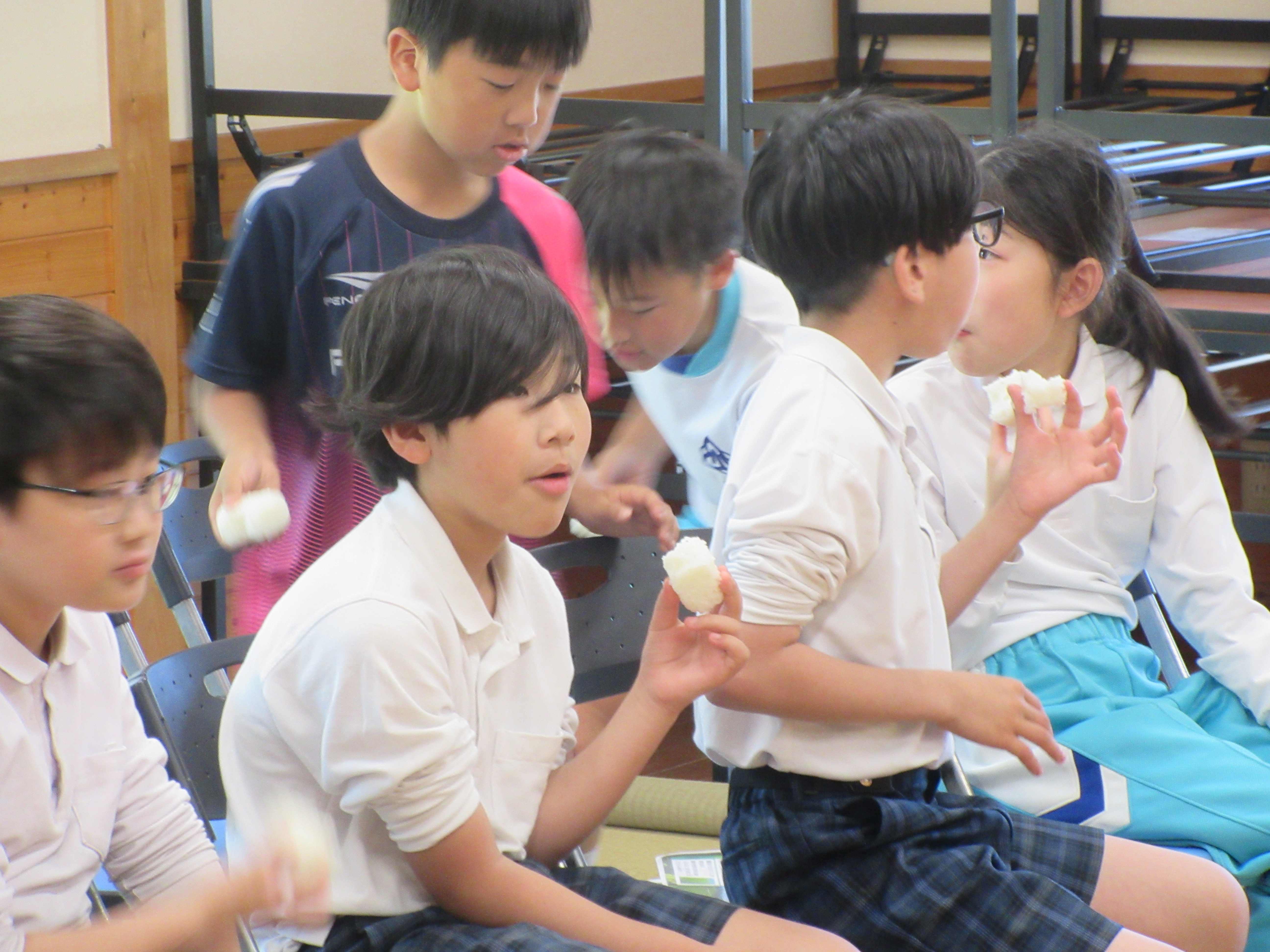 ４