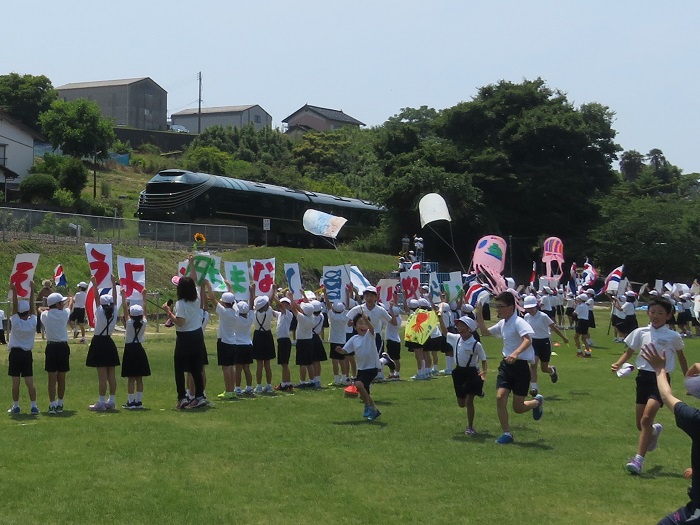 瑞風を歓迎する長浜小学校児童